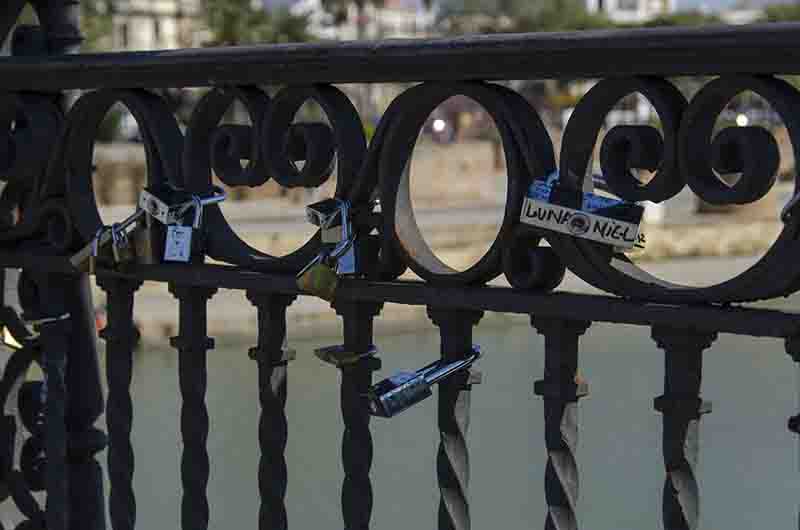 Sevilla 196 - puente de Triana - candados en la barandilla.jpg